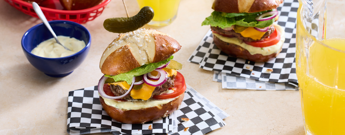 Schneller Laugen Burger mit Knoblauch-Senf-Sauce und Cheddar für 4 Personen von lidl-kochen.de