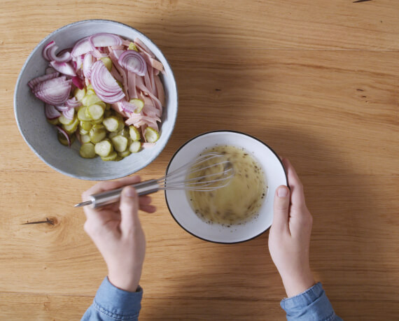 Dies ist Schritt Nr. 2 der Anleitung, wie man das Rezept Bayrischer Wurstsalat zubereitet.