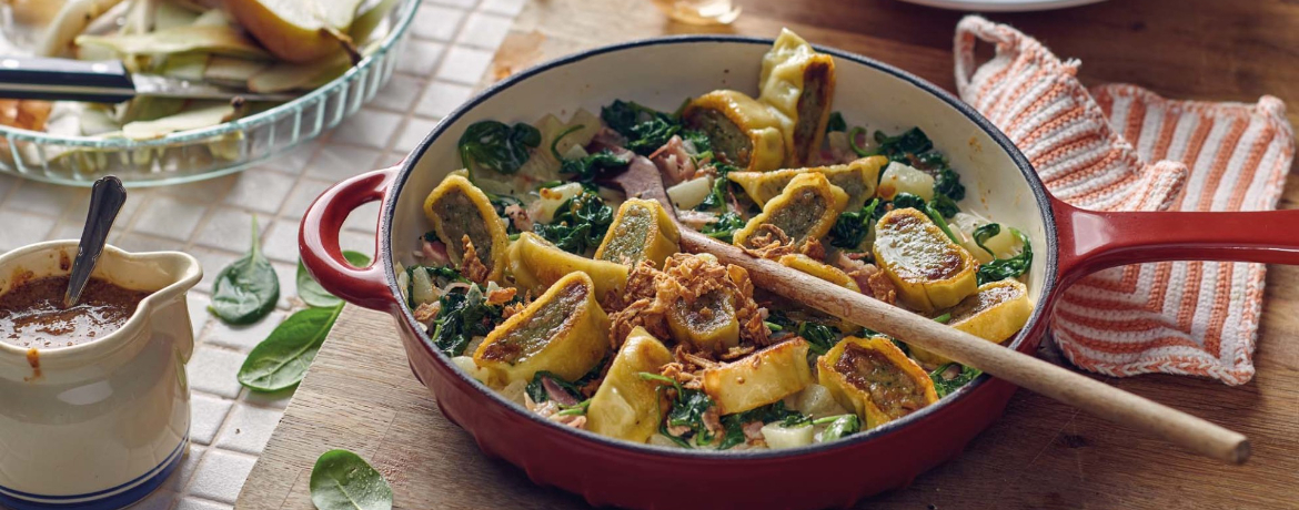 Klassische Maultaschen an Spinatsoße mit Speck zu Birne mit Röstzwiebeln für 4 Personen von lidl-kochen.de