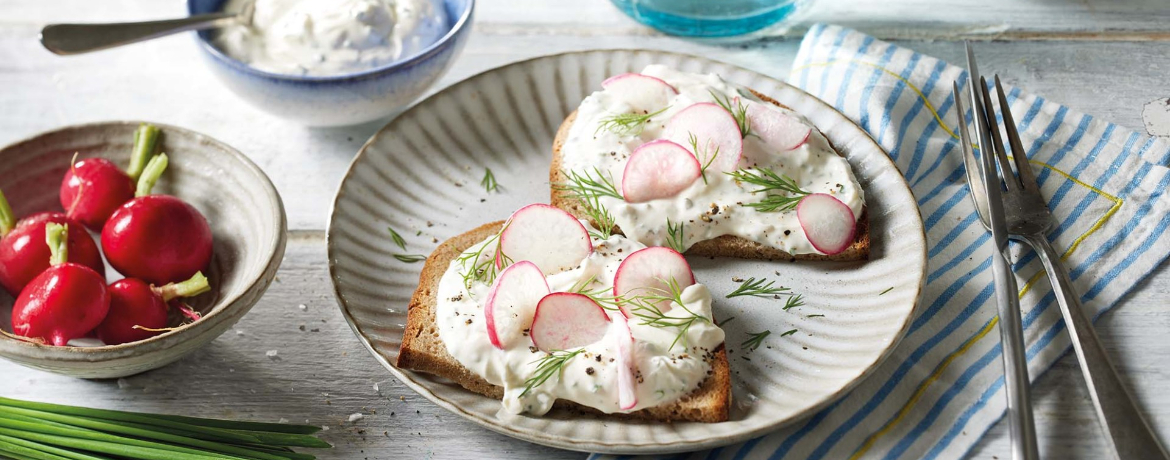 Bauernbrot mit Schnittlauch-Quark und Radieschen für 4 Personen von lidl-kochen.de