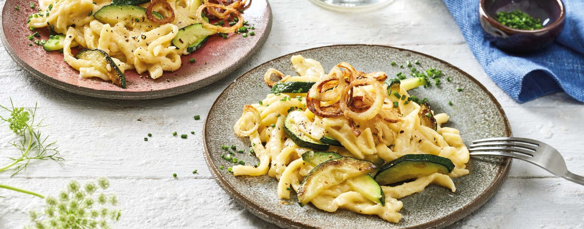 Zucchini-Käse-Spätzle mit selbstgemachten Röstzwiebeln für 4 Personen von lidl-kochen.de