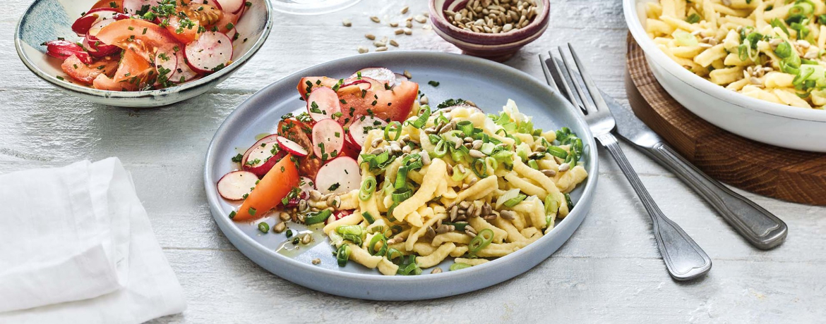 Frühlingshafte Spätzlepfanne mit Tomaten-Radieschen-Salat für 4 Personen von lidl-kochen.de