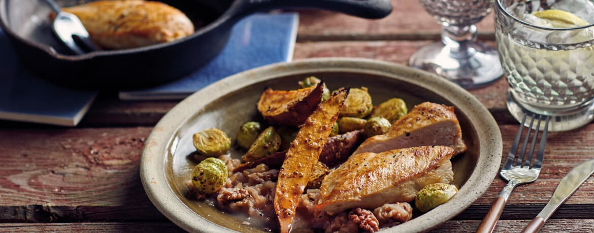 Hähnchen mit geröstetem Rosenkohl und Süßkartoffeln aus dem Ofen für 4 Personen von lidl-kochen.de
