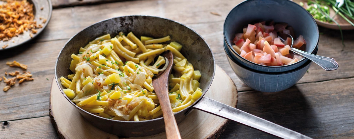 Älplermagronen mit Apfelkompott und Röstzwiebeln für 4 Personen von lidl-kochen.de