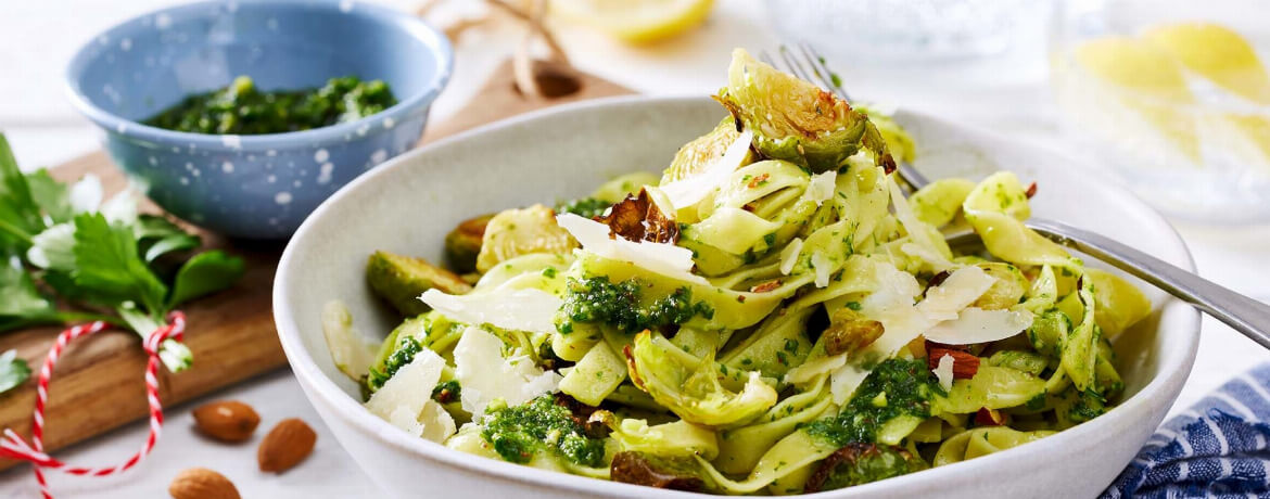 Zitronen-Rosenkohl-Tagliatelle aus dem Ofen mit Petersilien-Mandel-Pesto für 4 Personen von lidl-kochen.de