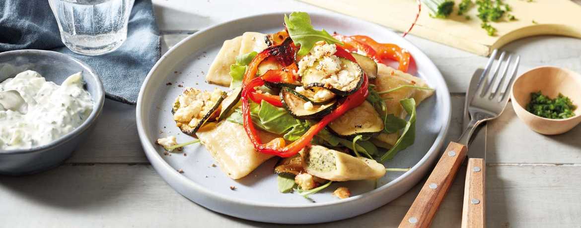 Gemüsemaultaschen mit Feta überbackenem Gemüse, Rucola und Zaziki für 4 Personen von lidl-kochen.de