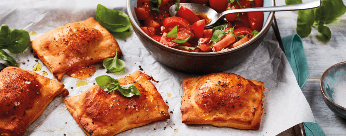 Mini-Calzone mit mediterranem Tomatensalat für 4 Personen von lidl-kochen.de