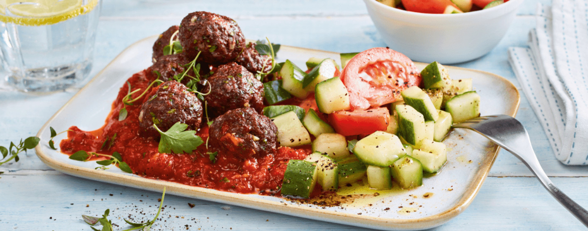 Kräuter-Mini-Frikadellen mit Sugo vom Paprika und Balkansalat für 4 Personen von lidl-kochen.de