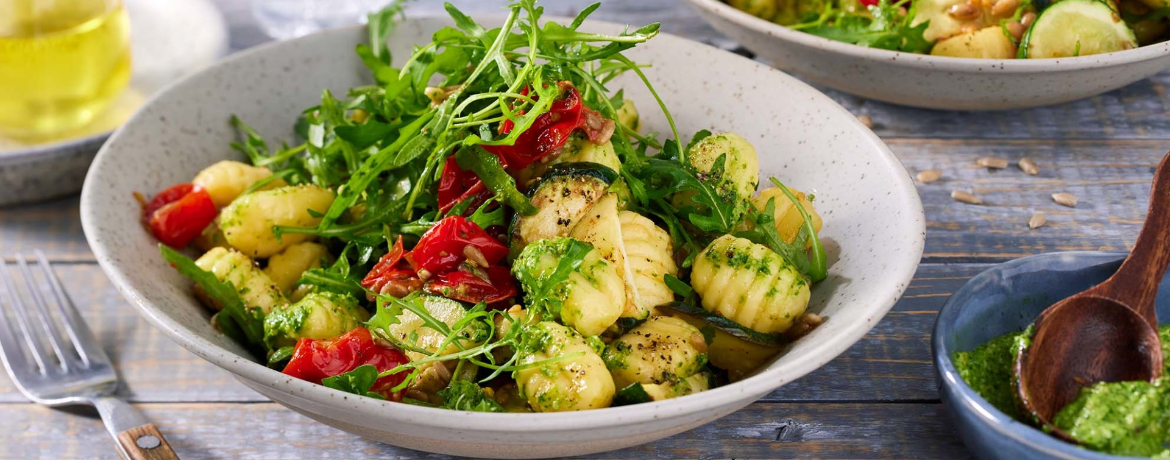 Gnocchi-Salat mit Honig-Tomaten und Pesto aus Rucola für 4 Personen von lidl-kochen.de