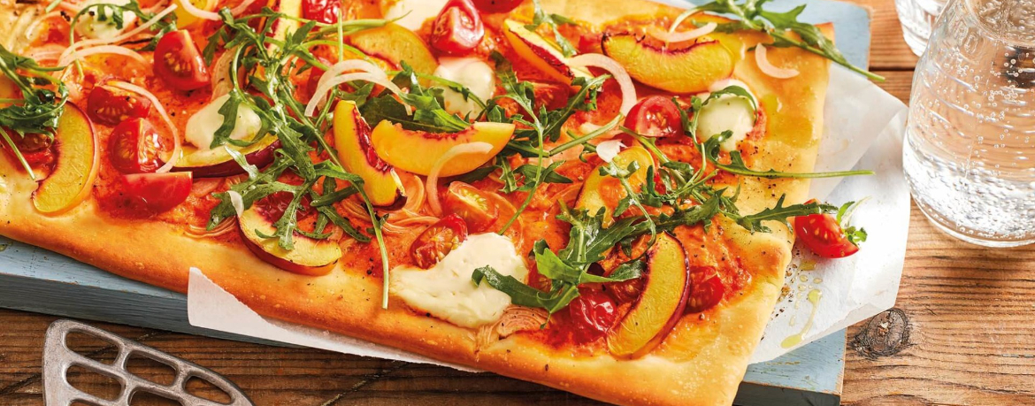 Pizza mit fruchtiger Paprikasoße mit Tomaten, Nekatrinen und Rucola-Salat für 4 Personen von lidl-kochen.de