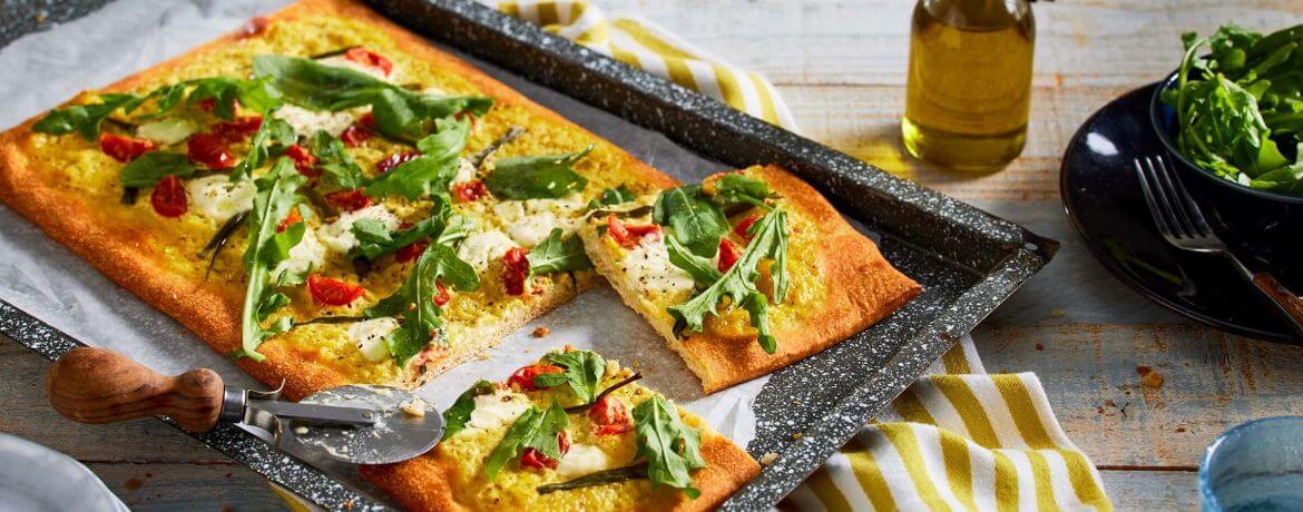 Pizza mit fruchtigem Ajvar und Tomaten-Rucola-Topping für 4 Personen von lidl-kochen.de