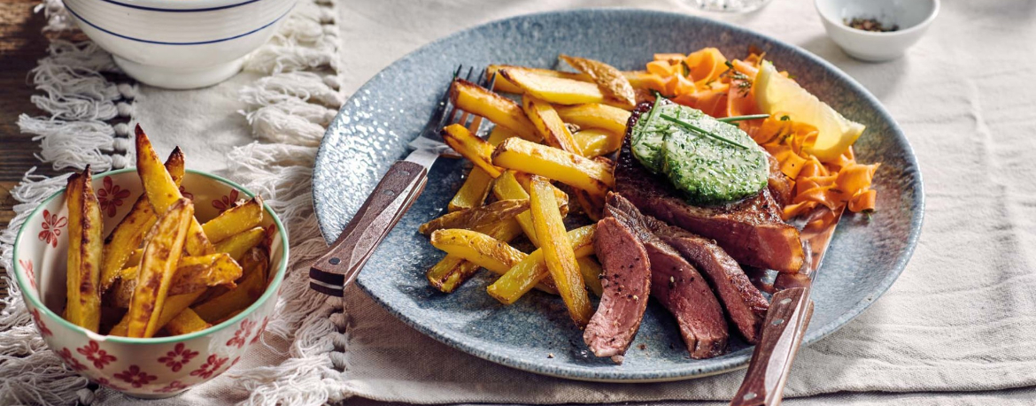 Steaks mit Pommes, Kräuterbutter und Karotten-Salat für 4 Personen von lidl-kochen.de