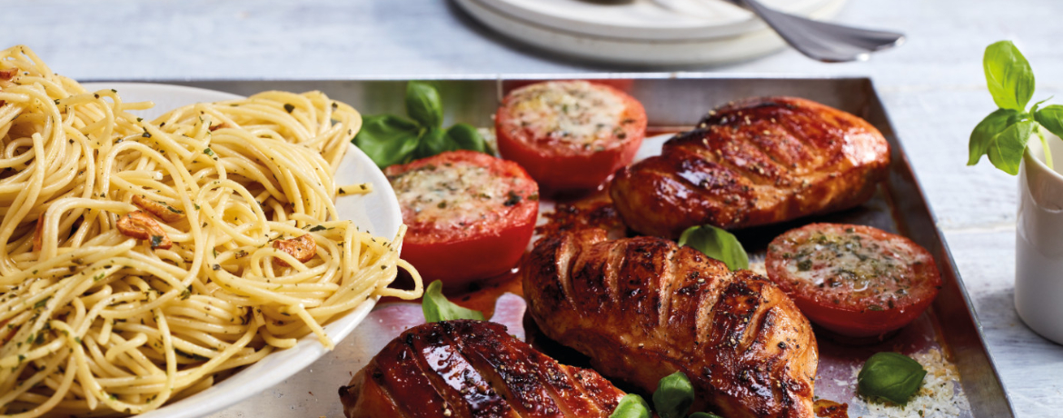 Gegrilltes Hähnchen mit gratinierten Tomaten aus dem Ofen an Spaghetti aglio e olio für 4 Personen von lidl-kochen.de