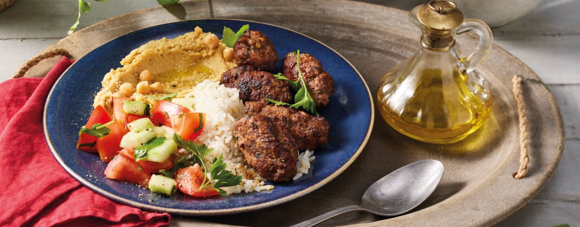 Petersilien-Minz-Köfte mit Hummus und Reis an Gurkensalat mit Tomaten für 4 Personen von lidl-kochen.de