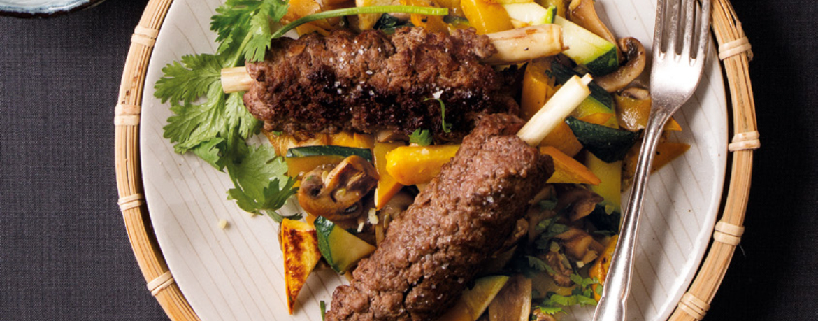 Zitronengras-Hackfleisch-Spieße mit gebratenem Gemüse für 4 Personen von lidl-kochen.de
