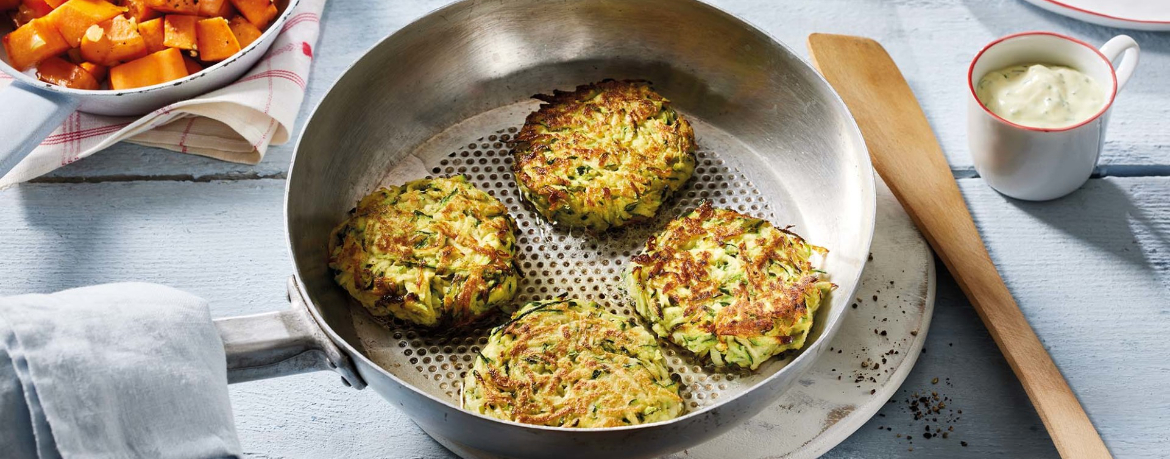 Zucchini-Frikadellen mit gebratener Süßkartoffel und Schnittlauchcreme für 4 Personen von lidl-kochen.de