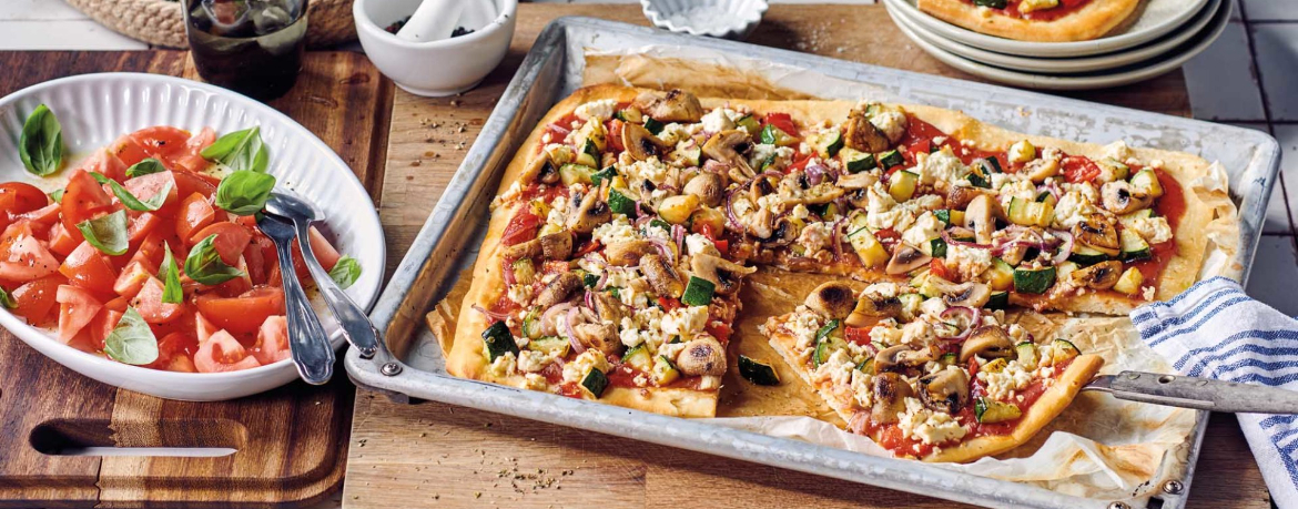 Pizza mit Anti-Pasti-Gemüse, Hirtenkäse und Tomatensalat für 4 Personen von lidl-kochen.de