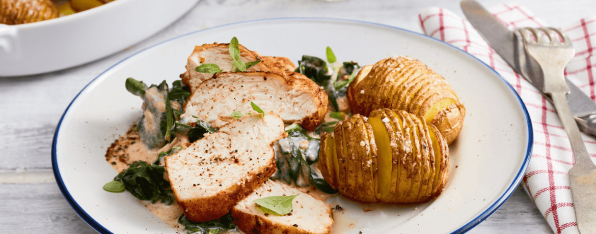 Gebratenes Hähnchen mit Spinat an Sahne-Weißweinsoße auf Hasselback-Kartoffeln für 4 Personen von lidl-kochen.de