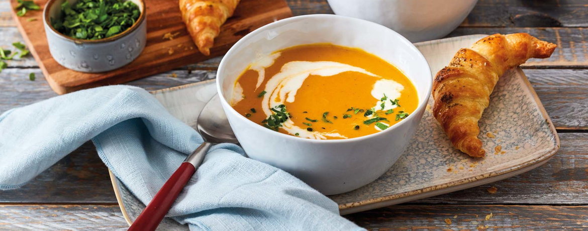 Cremige Kürbissuppe mit pikanten Kräuter-Croissants für 4 Personen von lidl-kochen.de