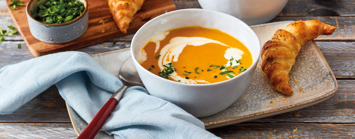 Cremige Kürbissuppe mit Kräuter-Croissants - Rezept | LIDL Kochen