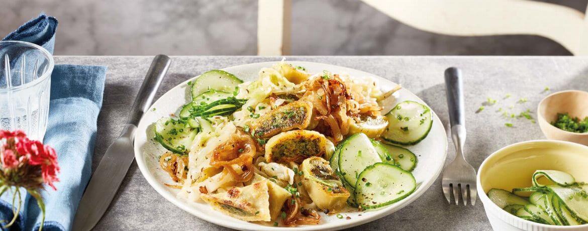 Gebratene Maultaschen mit geschmelzten Zwiebeln, Spitzkohl und Gurkensalat für 4 Personen von lidl-kochen.de