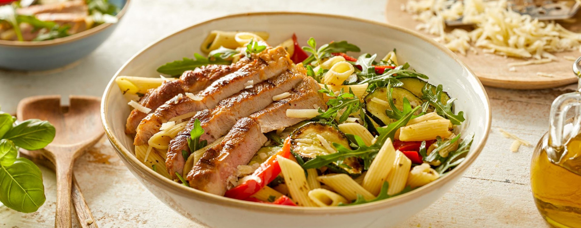 Nackensteaks mit mediterranem Nudelsalat und Rucola für 4 Personen von lidl-kochen.de