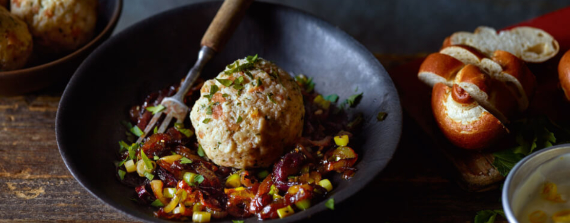 Semmelknödel mit geröstetem Zwiebelgemüse für 4 Personen von lidl-kochen.de