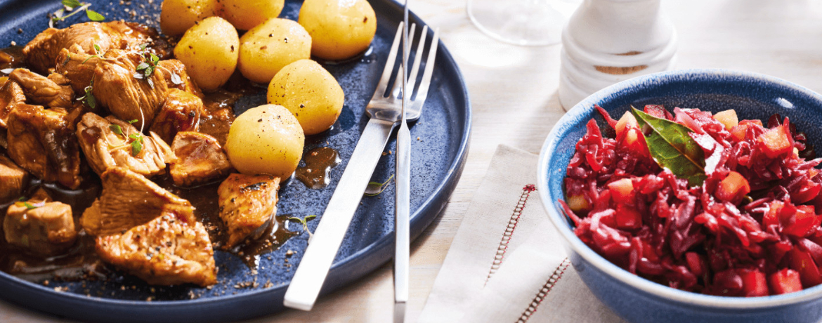 Saftiges Gulasch von der Pute mit Apfel-Rotkohl und Mini-Klößen für 4 Personen von lidl-kochen.de