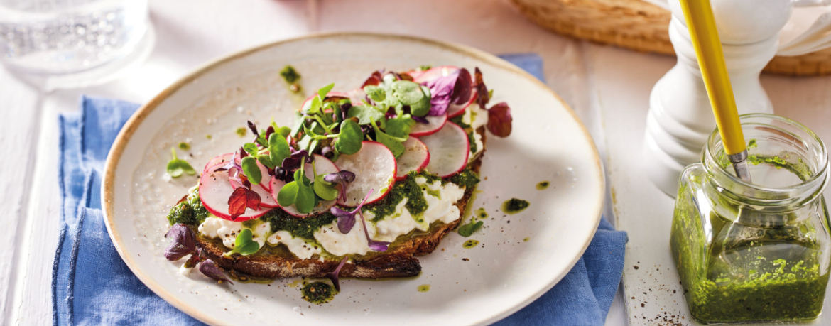 Brot mit körnigem Frischkäse, grünem Pesto und Radieschen für 4 Personen von lidl-kochen.de