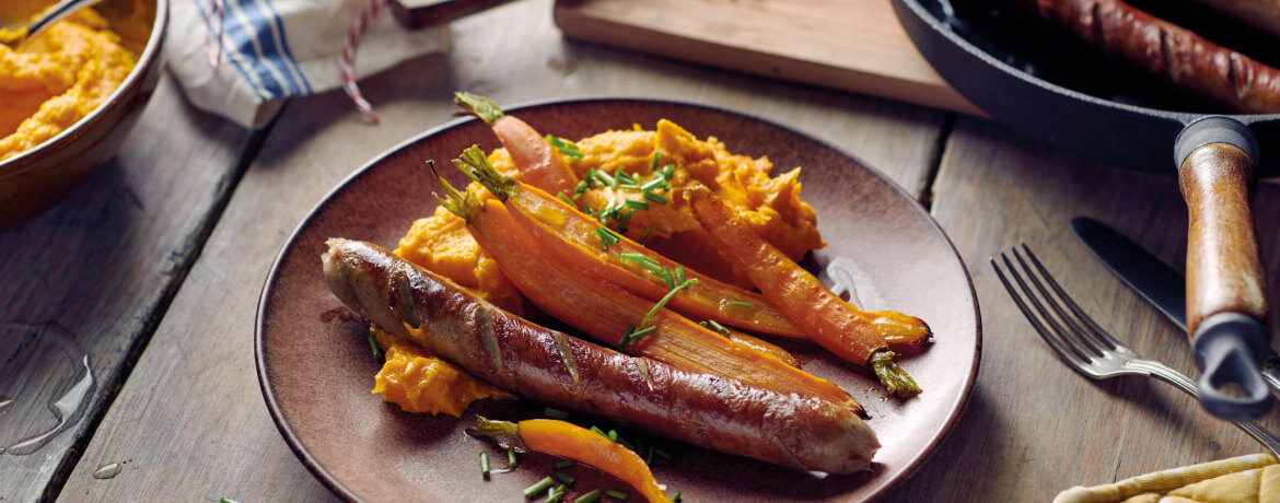Bratwurst mit Kürbis-Süßkartoffelpüree und karamellisierten Karotten für 4 Personen von lidl-kochen.de