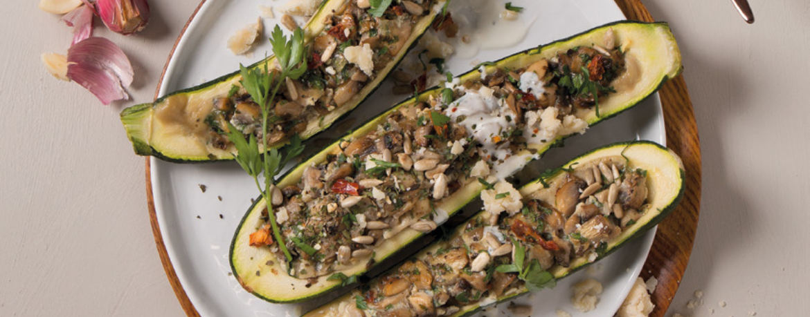 Gefüllte Zucchini mit gebratenen Pilzen und Knoblauchjoghurt für 4 Personen von lidl-kochen.de
