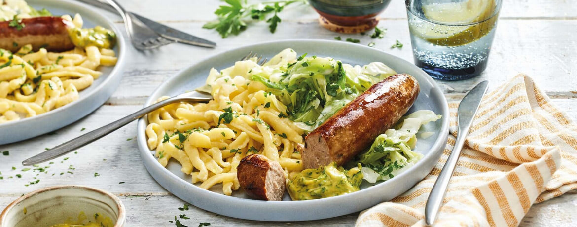 Rostbratwürstchen mit Honigsenf, Butterspätzle und Rahmspitzkohl für 4 Personen von lidl-kochen.de
