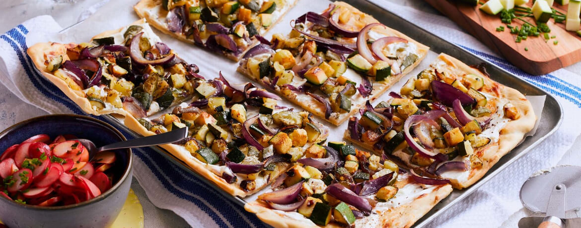 Flammkuchen mit Zucchini, Honigzwiebeln und Apfel-Radieschen-Salat für 4 Personen von lidl-kochen.de