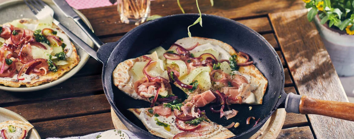 Flammkuchen aus der Pfanne mit Serrano Schinken und Melone für 4 Personen von lidl-kochen.de