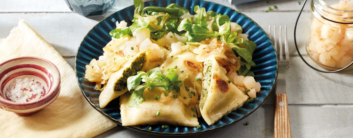 Maultaschen an geschmelzten Zwiebeln mit Senf-Birnen-Chutney und Feld-Salat für 4 Personen von lidl-kochen.de