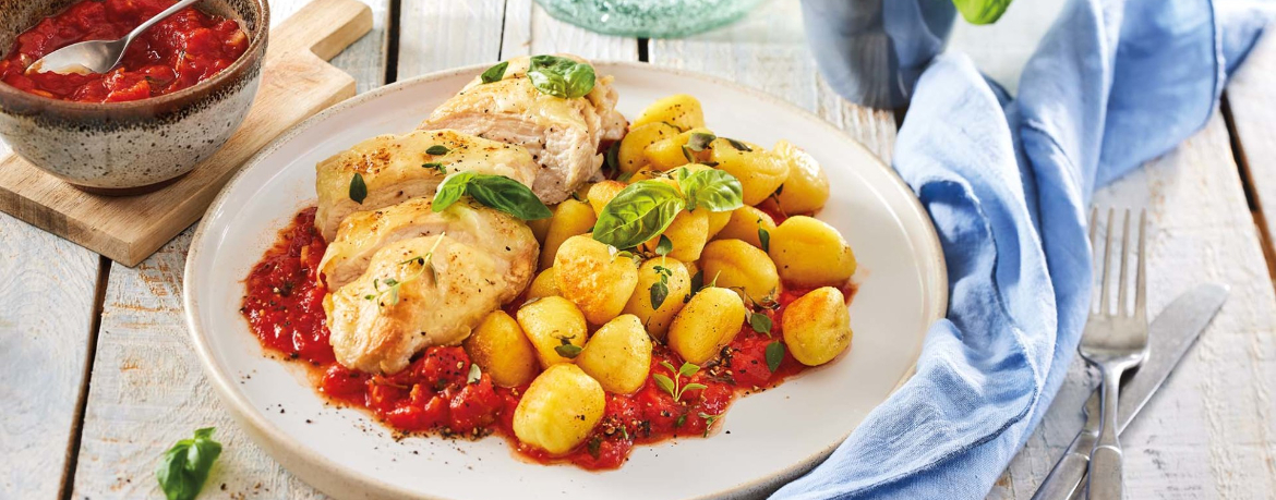 Hähnchen-Parmigiana mit würzigem Sugo aus Tomatensoße an Gnocchi für 4 Personen von lidl-kochen.de