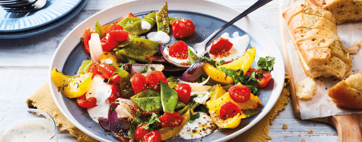 Warmer Salat vom Ofengemüse mit Knoblauch-Kräuterbaguette für 4 Personen von lidl-kochen.de