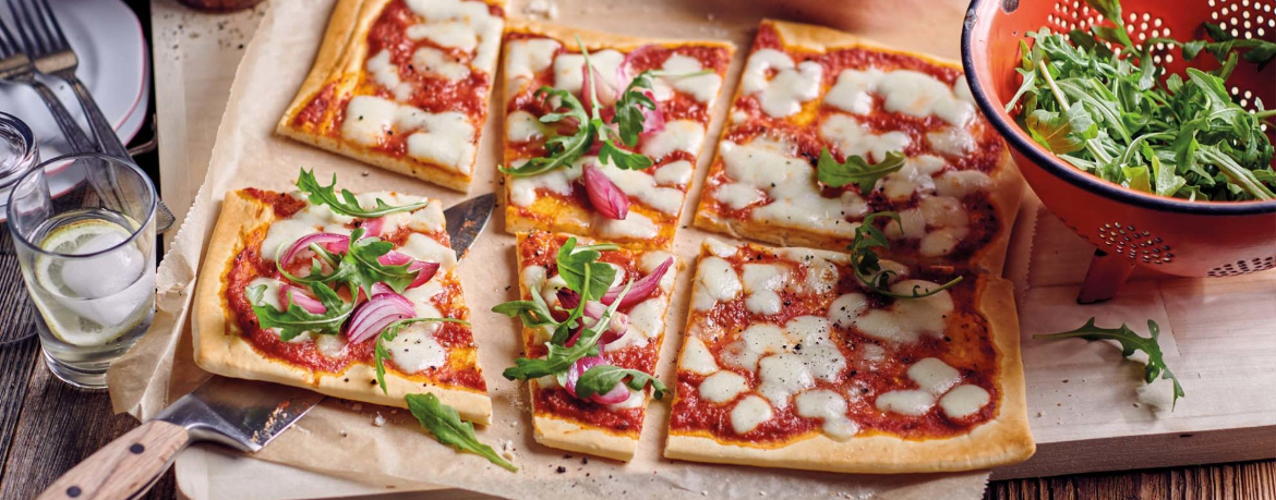 Pizza mit Balsamico-Zwiebeln und Rucola für 4 Personen von lidl-kochen.de