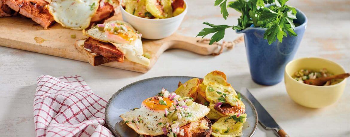 Strammer Max auf Leberkäse mit Röstkartoffeln an Zwiebel-Gurken-Relish für 4 Personen von lidl-kochen.de