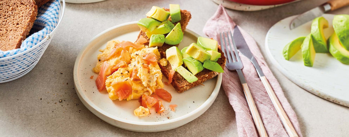 Rührei mit geräuchertem Lachs und Avocado-Brot für 4 Personen von lidl-kochen.de