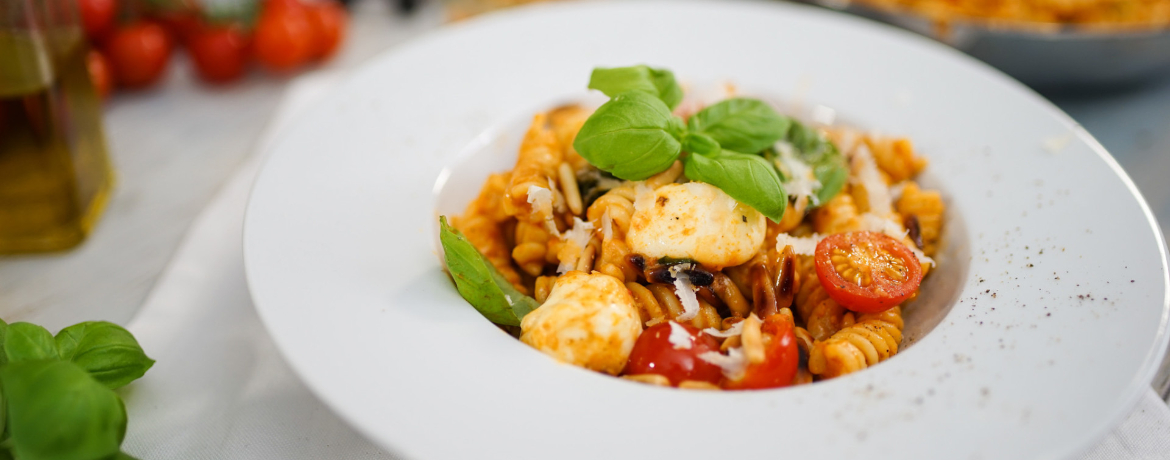 Pasta mit rotem Pesto und Mozzarella für 4 Personen von lidl-kochen.de