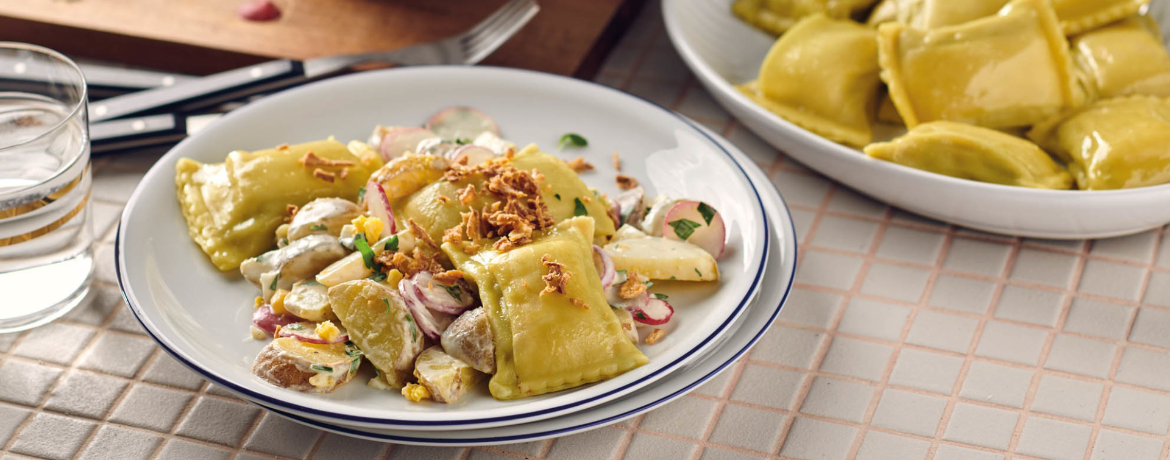 Mit Gemüse gefüllte Maultaschen an Radieschen-Kartoffel-Salat mit Röstzwiebeln für 4 Personen von lidl-kochen.de