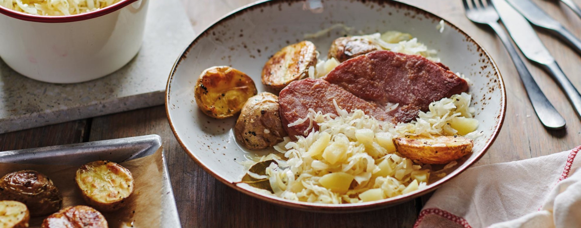 Gebratener Kasseler mit Apfelsauerkraut und Backkartoffeln für 4 Personen von lidl-kochen.de