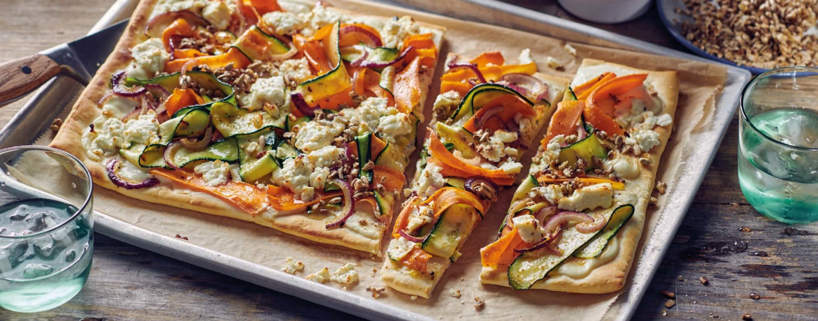 Pizza Bianco mit Gemüse, Feta und karamellisierten Sonnenblumenkernen für 4 Personen von lidl-kochen.de