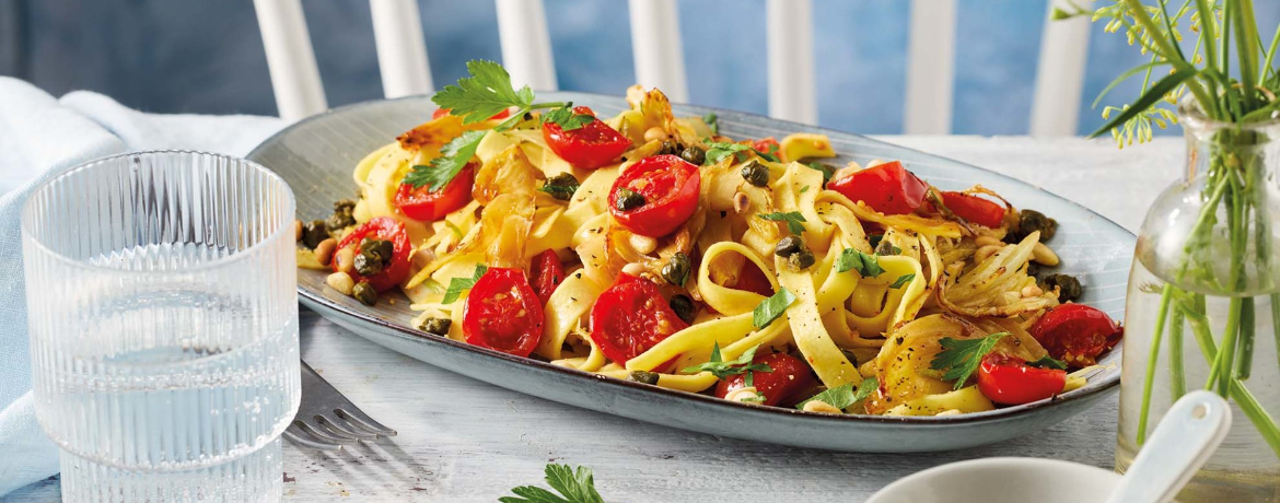 Italienische Pasta – Tagliatelle mit Tomaten, Pinienkernen und frittierten Kapern für 4 Personen von lidl-kochen.de