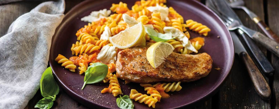 Scaloppine mit Fusilli und Tomatensoße mit Mozarella und Basilikum für 4 Personen von lidl-kochen.de