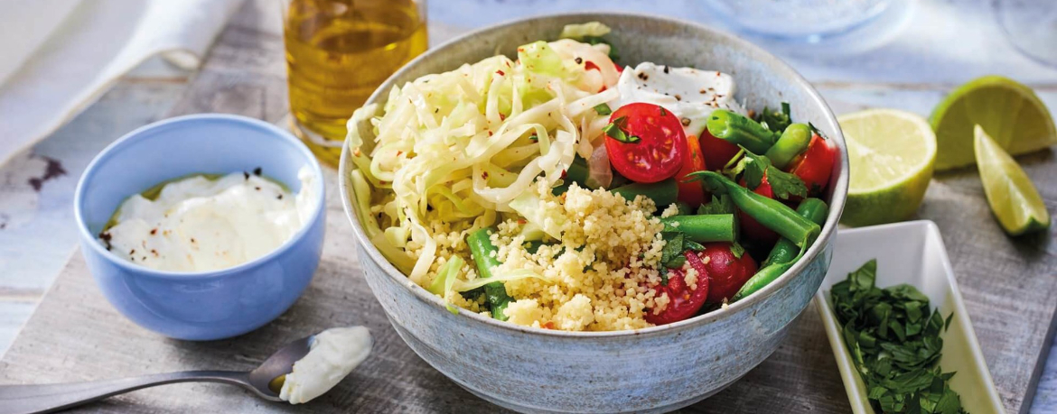 Couscous-Gemüse-Bowl mit Kohl, Quark und Kräutern für 4 Personen von lidl-kochen.de