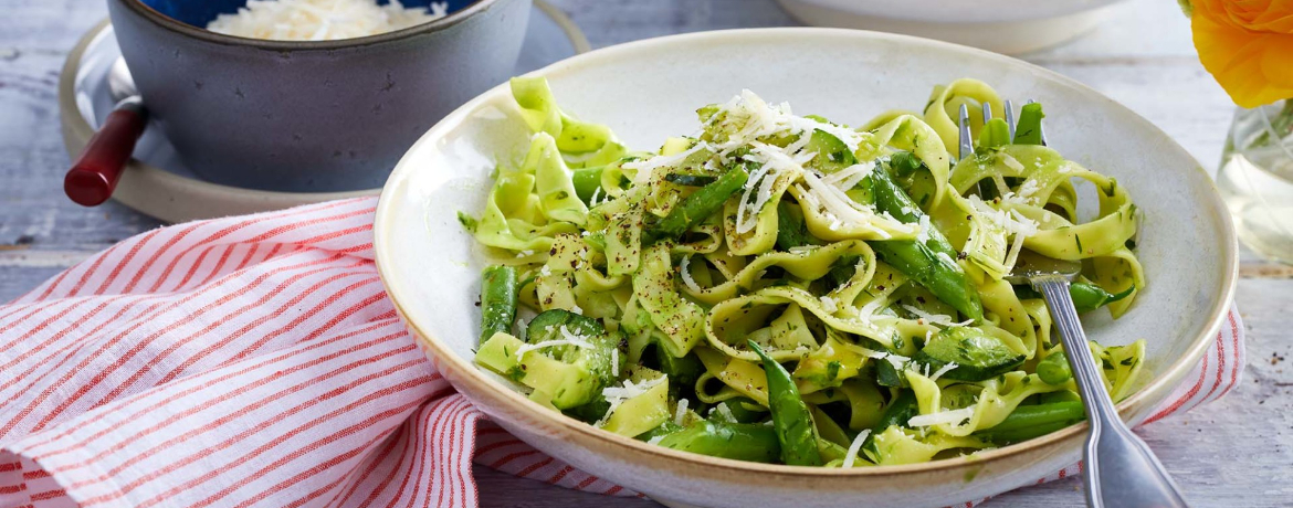 Tagliatelle mit Kräuter-Crème-fraîche, Bohnenragout und Parmesan für 4 Personen von lidl-kochen.de