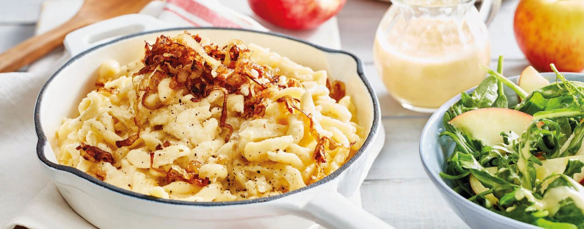 Allgäuer Käsespätzle mit geschmelzten Zwiebeln an fruchtigem Rucola-Salat für 4 Personen von lidl-kochen.de