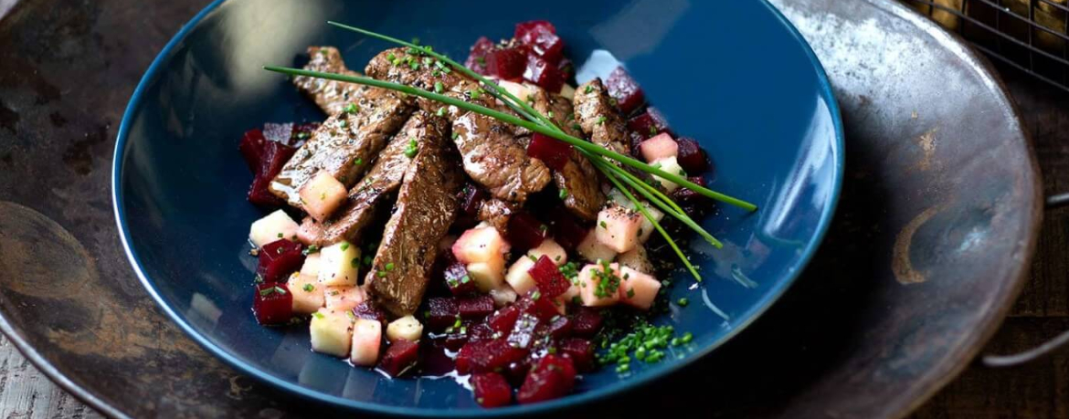 Rote-Bete-Apfel-Salat mit Steakstreifen für 4 Personen von lidl-kochen.de